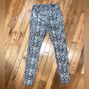 Avia Womens Snakeprint Athletic Wear Workout Yoga Pants Size Medium (8-1…